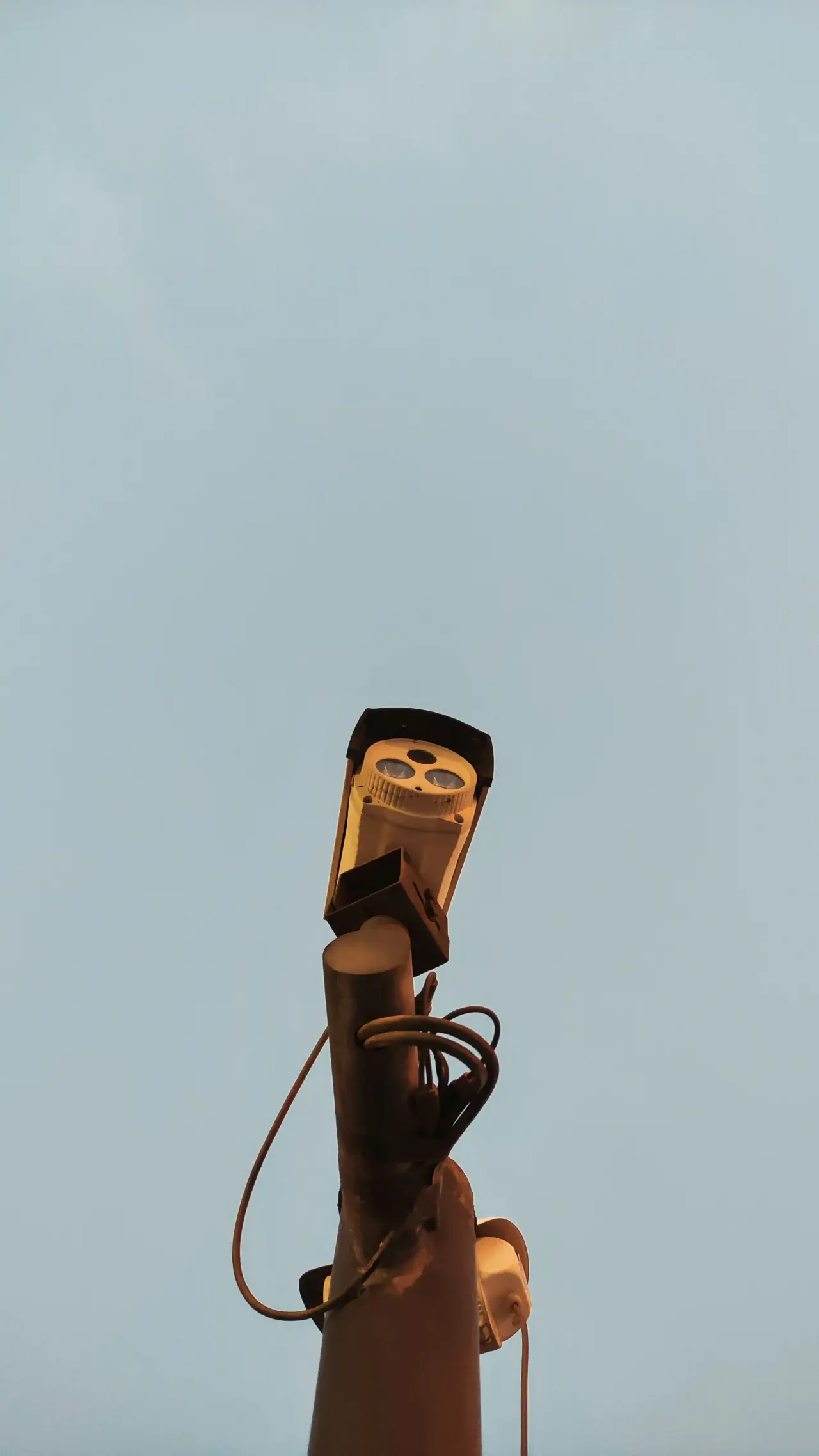 En övervakningskamera under ifrån.